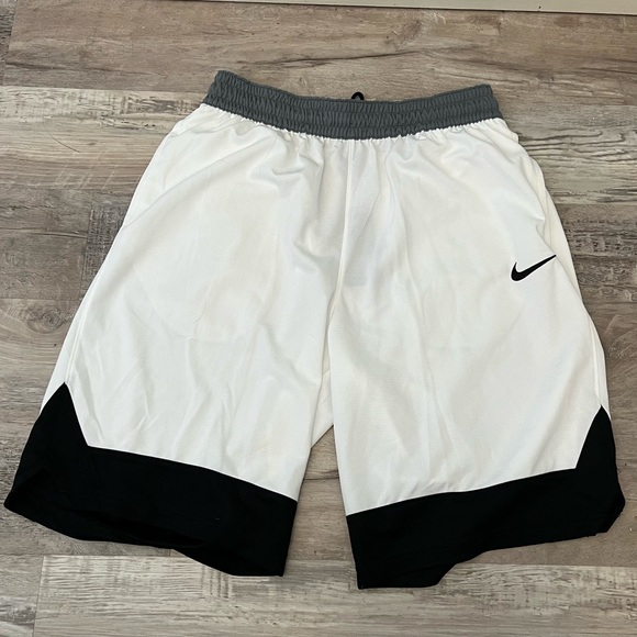 2/40 NWT Nike Dri-FIT Icon Men’s Basketball Shorts White & Black Size Large - Picture 2 of 6